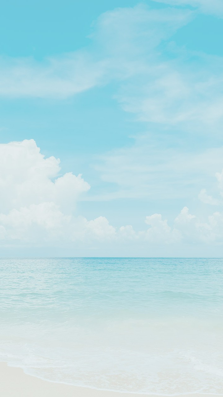 夏の青い空と海