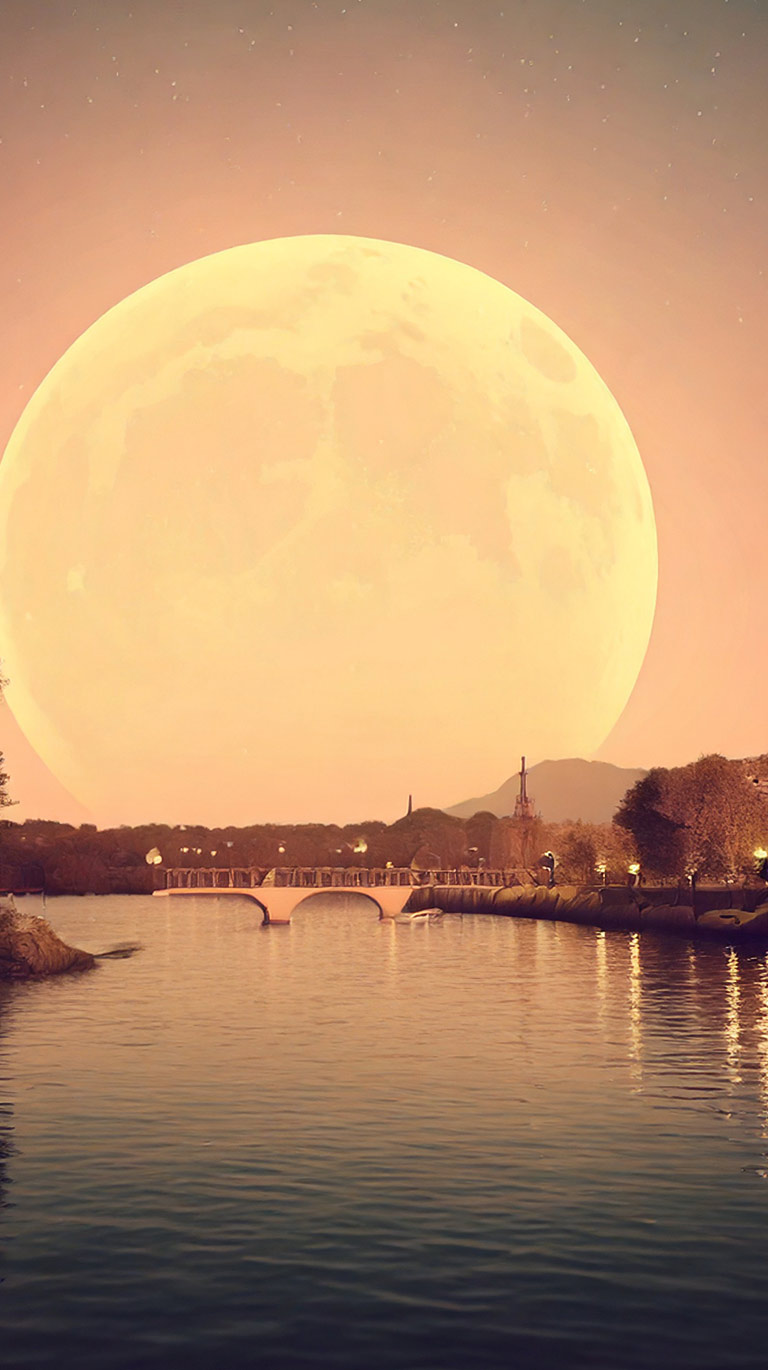 夕焼けや黄昏時のような暖色系の空に、地平線近くに巨大なオレンジがかった満月が浮かぶ。前景には、静かな水面が広がり、向こう岸には橋、街灯、そして遠くにエッフェル塔のようなシルエットが見える、幻想的な水辺の風景。