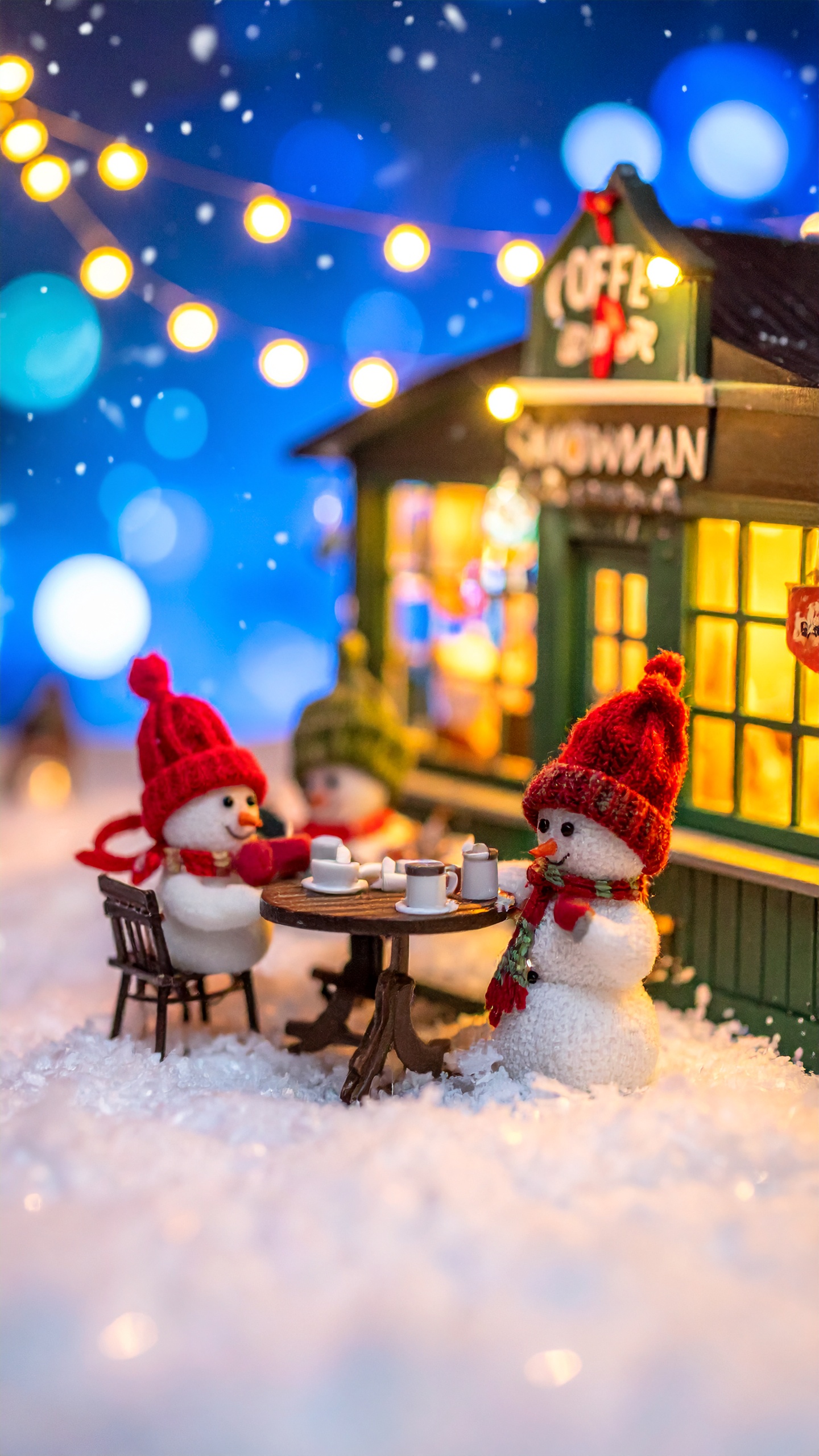 赤い帽子を被ったスノーマンたちが囲む、小さなテーブル。雪の中に灯る温かな光が、心を解きほぐす一枚。