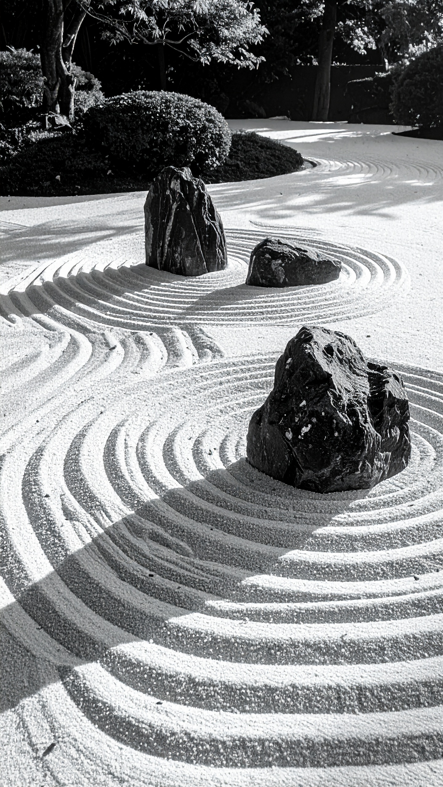 水の流れを砂で表現した、日本の伝統美。計算された余白と光の陰影が、見る者を深い瞑想へと誘う。