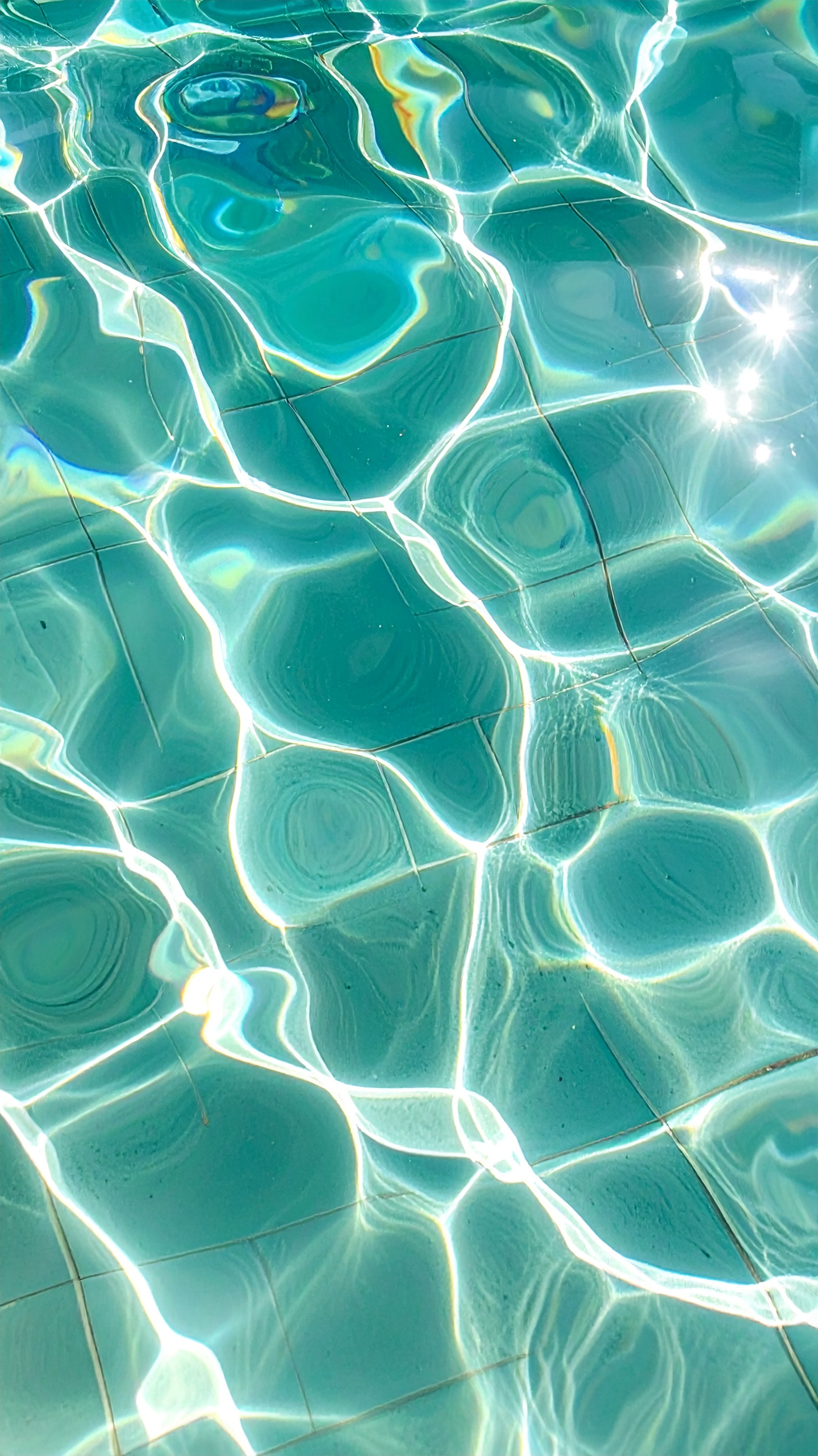 エメラルドグリーンの水と光の揺らめき。