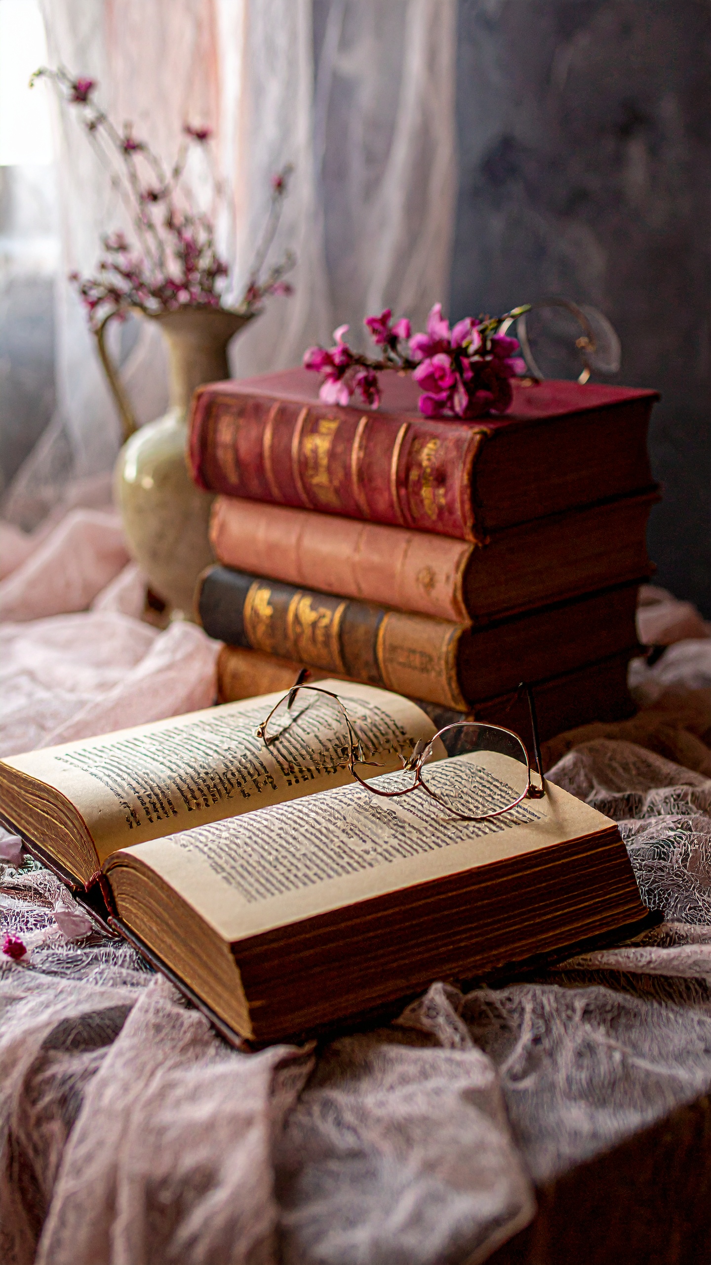 古びた洋書と眼鏡が置かれ、薄い布を通して優しい光が差し込む静かで知的な空間。