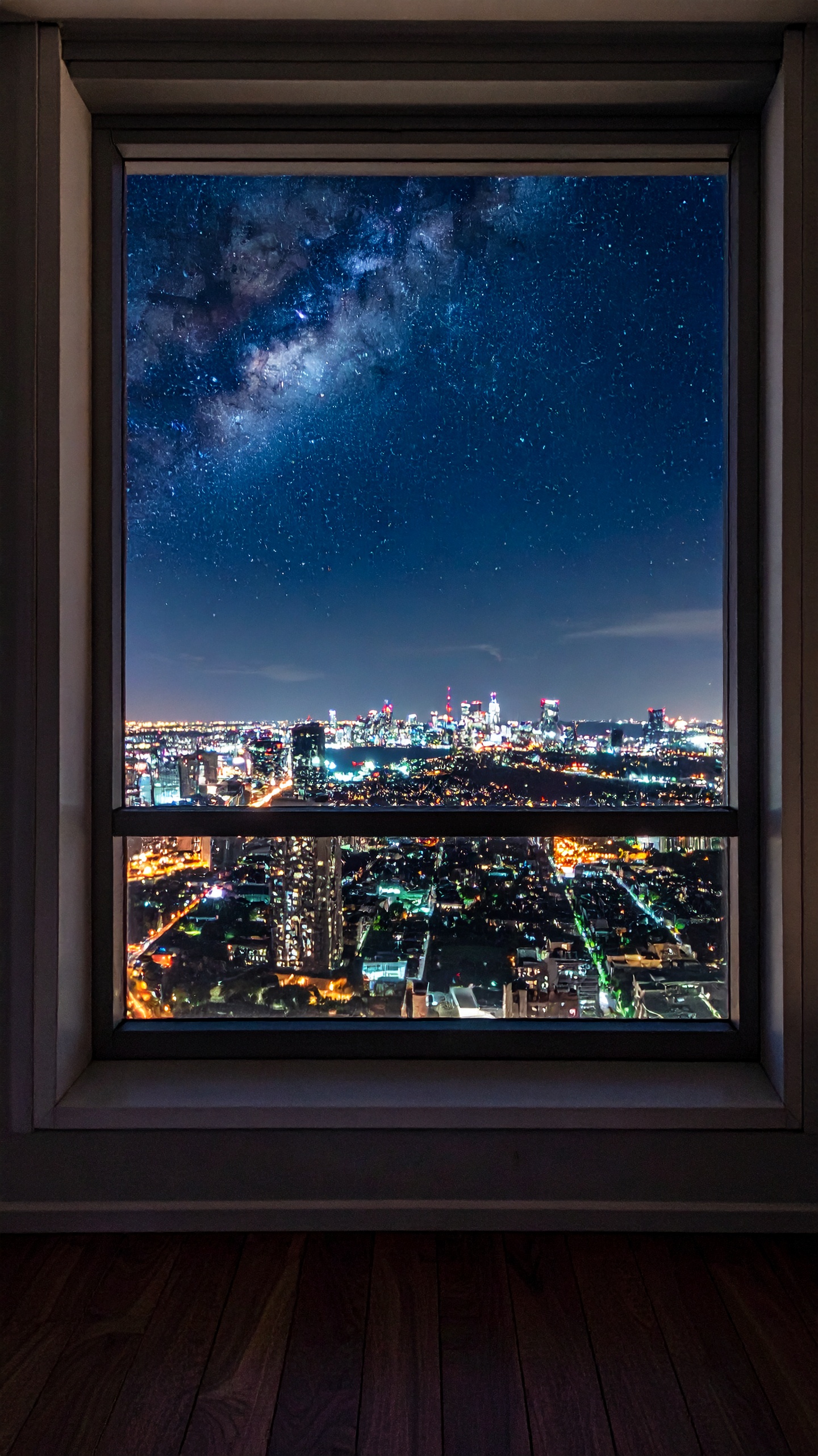 都市の灯りが地上を照らす一方で、遥か上空には星がちりばめられた宇宙が広がる。