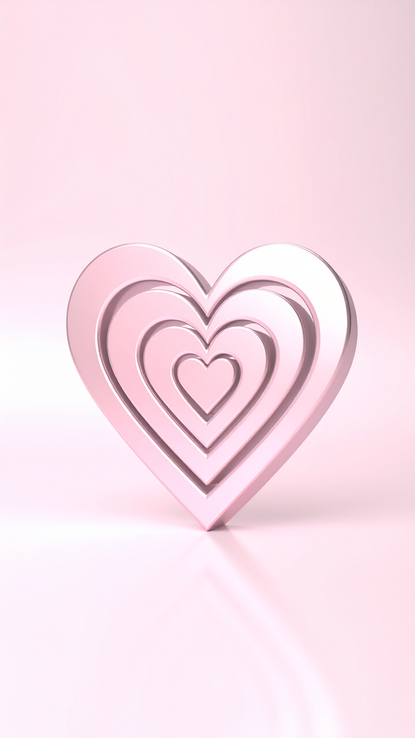 光沢のある素材で表現された同心円状のハートが、優しく柔らかな雰囲気を作り出すアート。