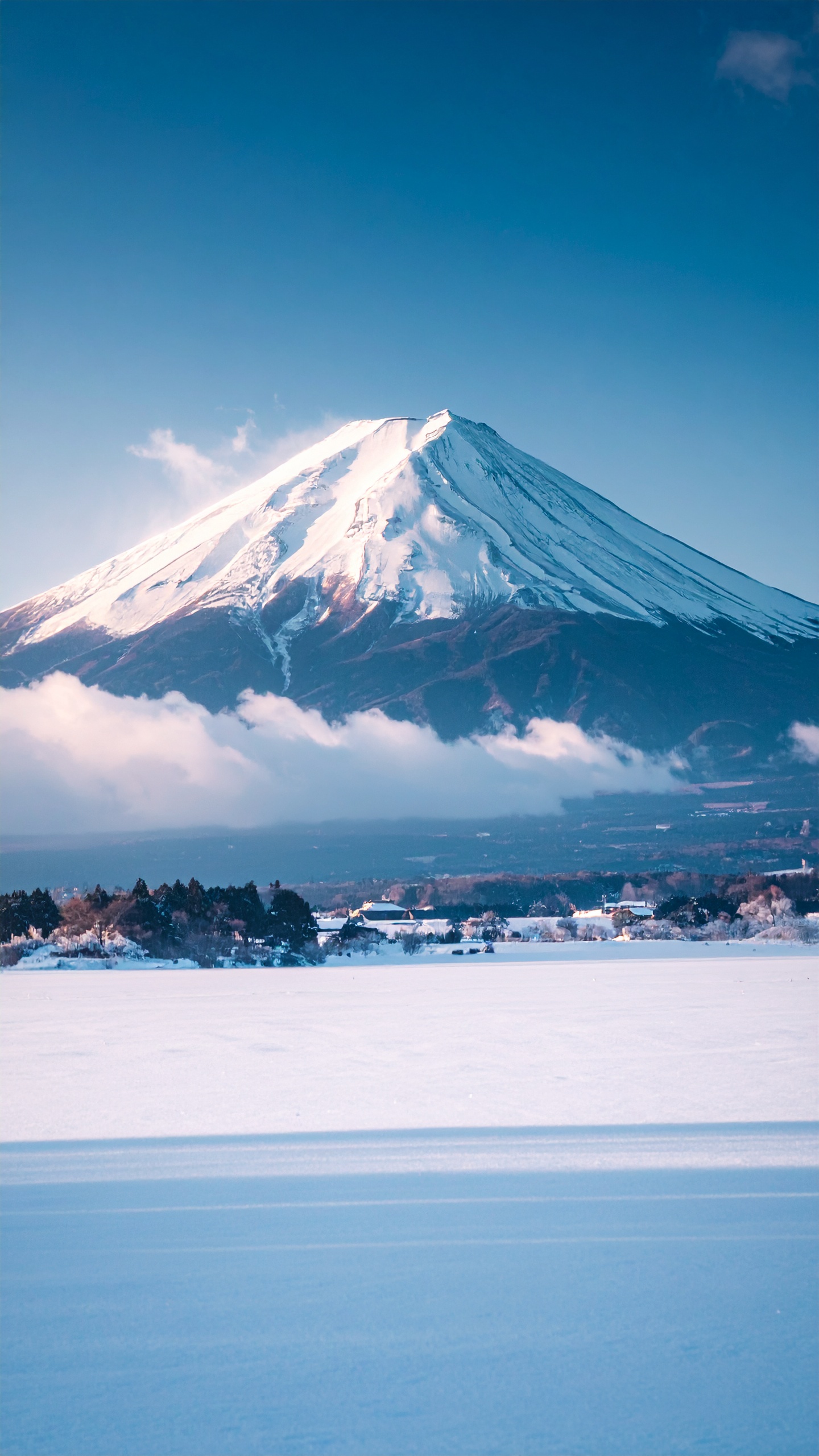 雪原の柔らかな陰影と、鋭くそびえる山嶺のシャープな描写。繊細なテクスチャが織りなす圧倒的なスケール感。